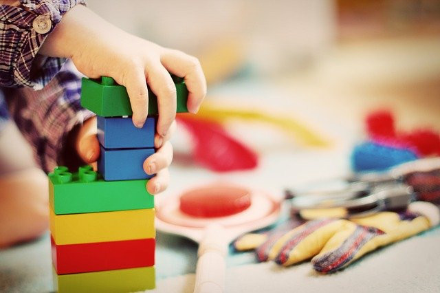 Foto de un niño construyendo con bloques de juguete
