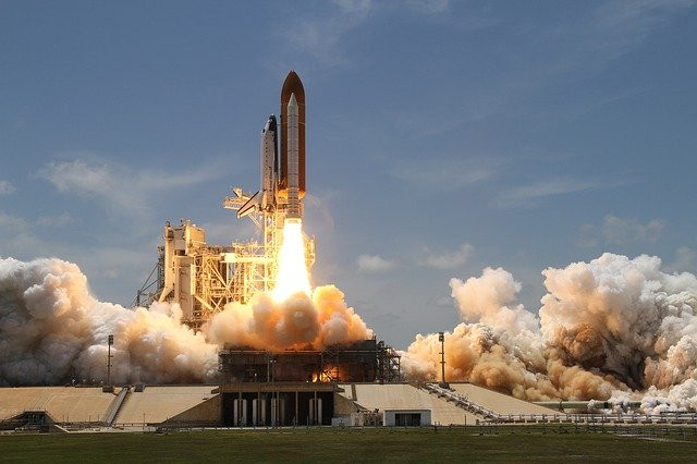 Imagen que muestra el despegue de un cohete