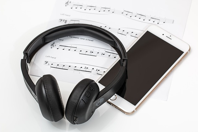 Aparece unos auriculares junto con un móvil