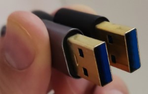 Detalle de conectores USB 3.0 azules