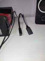 Cables alargadores USB sobre la mesa