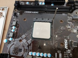 La CPU ha sido colocada en su zócalo, de tipo ZIF