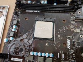 La CPU ha sido colocada en su zócalo, y fijada mediante la palanca.