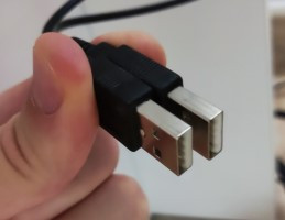 Detalle de conectores USB 2.0 blancos