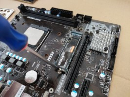 Atornillando SSD en ranura M.2