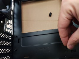 Separadores para la placa base siendo colocados