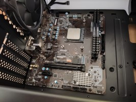 Placa base atornillada