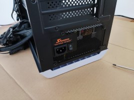 Fuente de alimentación colocada y atornillada