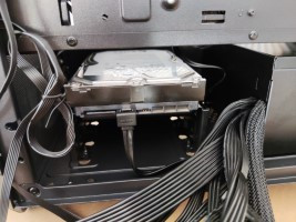 HDD colocado en la carcasa y con cable SATA