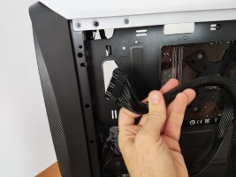 Conector ATX 24 pines antes de ser insertado