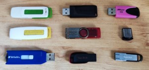 Se observan varias memorias USB distintas sobre la superficie de una mesa