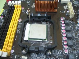 Muestra un zócalo del tipo ZIF y un procesador insertado en él, con la palanca preparada para su fijación.