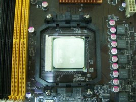 Muestra un zócalo del tipo ZIF y un procesador insertado en él, con la palanca en su posición final  pcon el procesador ya fijado.