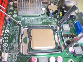 Muestra un zócalo del tipo LGA con las sujeciones abiertas  y un procesador colocado en el zócalo.