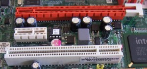 Se muestran tres tipos de conectores PCI diferentes. PCI normal, PCI Express x1 y PCI Express x16. 