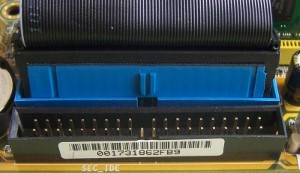 Muestra dos conectores de tipo IDE; el primario y el secundario. Y un cable preparado para conectado en el primario.