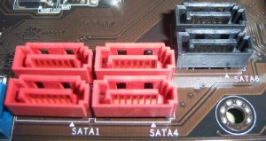 Muestra cuatro conectores SATA