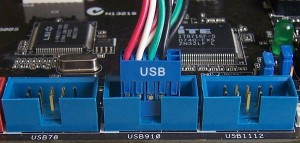 Muestra un cable con conexión usb insertado  en el conector correspondiente de la placa base.