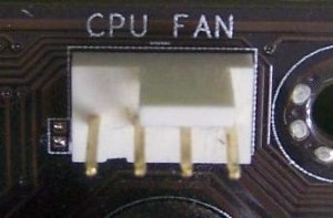 Conector de cuatro pines de alimentación y control de giro del ventilador que actuá sobre el disipador del procesador