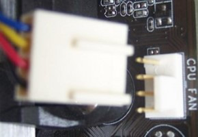 Cable con conector del ventilador sobre el conector de alimentación situado en la placa base.