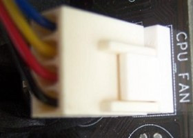 Cable del ventilador insertado en el conector de alimentación situado en la placa base.