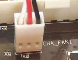 Cable de un ventilador adicional insertado en el conector de alimentación.