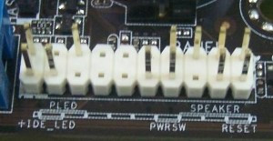 Se muestra un grupo de pines que salen de la placa base, en los que hay que conectar los cablecitos que vienen del frontal para el interruptor de encendido o el led de encendido, el altavoz del sistema, etc.