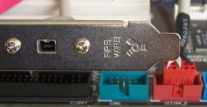 Cable con conector firewire externo en un extremo e interno en el otro, que ha sido conectado a la placa base en su conector correspondiente.