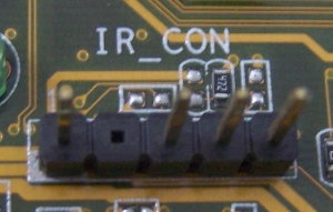 Vista del conector para el modulo de infrarrojos sobre la placa base
