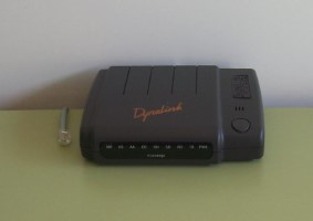 Modem externo con su cable de conexión a la red telefónica.