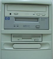 Frontal de ordenador con unidad lectora de cinta magnética.