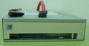 Trasera de un lector óptico de DVD de tipo SATA con sus cables de conexión