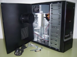 Muestra el interior de una caja de ordenador vaciá, recién comprada.