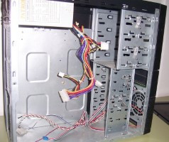 Muestra los compartimentos interiores de una caja de ordenador vaciá, recién comprada.