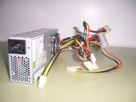 Vista de una fuente de alimentación de la que salen sus cables con sus conectores.