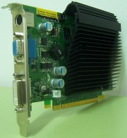 Puede apreciarse una tarjeta de video, tanto sus contactos internos (pci Express) como los externos en los que conectar el monitor.