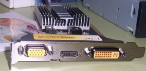 PuedeN apreciarse los conectores externos de una tarjeta de video. DVI, VGA y HDMI, asi como su gran disipador que le permite evacuar el calor generado.