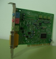 Muestra una tarjeta de sonido con sus conexiones tanto internas, pci, como externas para los altavoces, micrófono, etc.