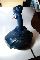 Palanca de juegos con botones para el control de movimientos y acciones .