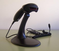 Lector de código de barras situado en su base.