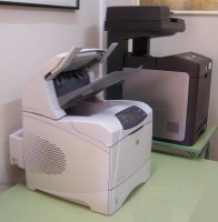 Pareja de impresoras laser multifunción que se conectan por red.