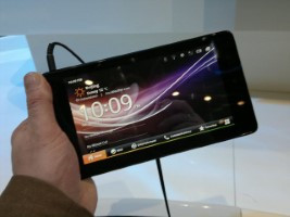 Un usuario sujeta con su mano un pequeño tablet  PC.