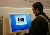 Chico configurando una aplicación en un portátil.