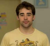 Antonio mirando de frente. Antonio tiene conocimientos de informática a nivel de usuario, maneja paquetes ofimáticos y le gusta jugar con el ordenador.