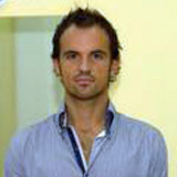 Técnico Superior en Desarrollo de Aplicaciones Informáticas, hace 4 años terminó el ciclo y necesita actualizarse, su trabajo principal consiste en desarrollar aplicaciones web e instalar servicios de Internet.