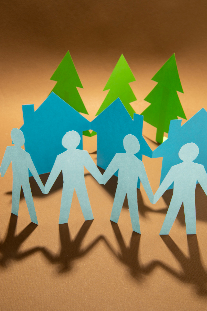 Cadeneta de papel con figuras humanas y de árboles