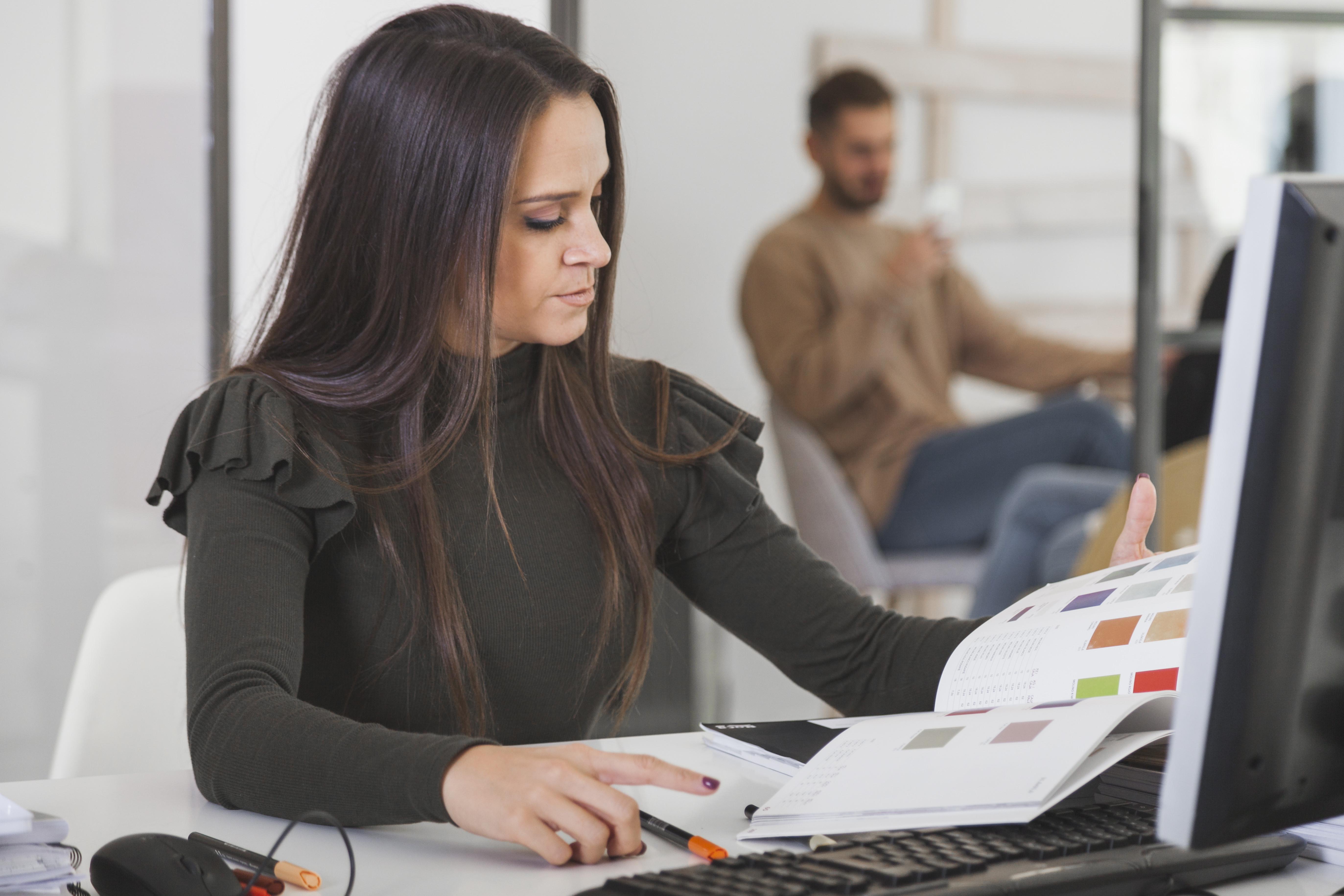 Mujer leyendo informe